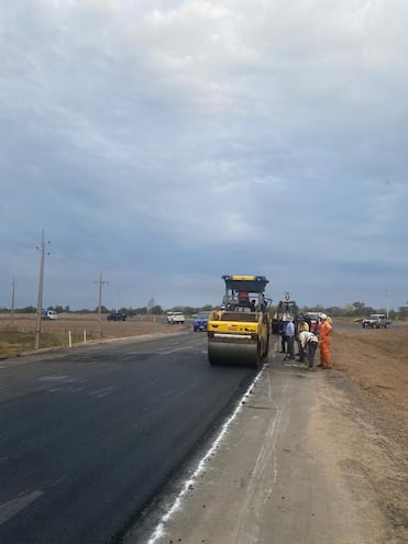 En la zona afectada por la ruta funcionan varias organizaciones locales de productores agropecuarios e industriales, como las cooperativas Paratodo – Chortitzer, El Quebracho – Santa Cecilia, Cooperativa de Campo Aceval y el Comité de Productores de Ávalos Sánchez, que cumplen un papel importante en la generación de empleo y el desarrollo productivo.