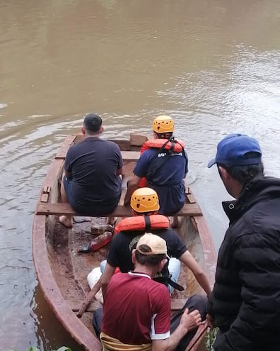 Bomberos voluntarios en arroyo Tembey.