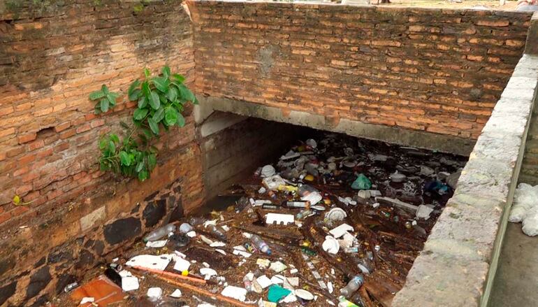 Así se encuentra el arroyo Morotĩ, en la zona que cruza al avenida 21 proyectadas, la cual se inunda con cada lluvia.