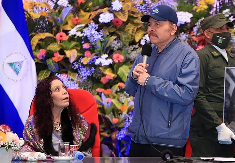 Handout picture released by the Nicaraguan Presidency showing Nicaraguan President Daniel Ortega (R) delivering a speech next to Vice-President and First Lady Rosario Murillo during a ceremony marking the 42nd anniversary of the founding of the Nicaraguan Naval Force, in Managua on August 15, 2022. (Photo by Jairo CAJINA / Nicaraguan Presidency / AFP) / RESTRICTED TO EDITORIAL USE - MANDATORY CREDIT "AFP PHOTO / NICARAGUAN PRESIDENCY / JAIRO CAJINA" - NO MARKETING - NO ADVERTISING CAMPAIGNS - DISTRIBUTED AS A SERVICE TO CLIENTS