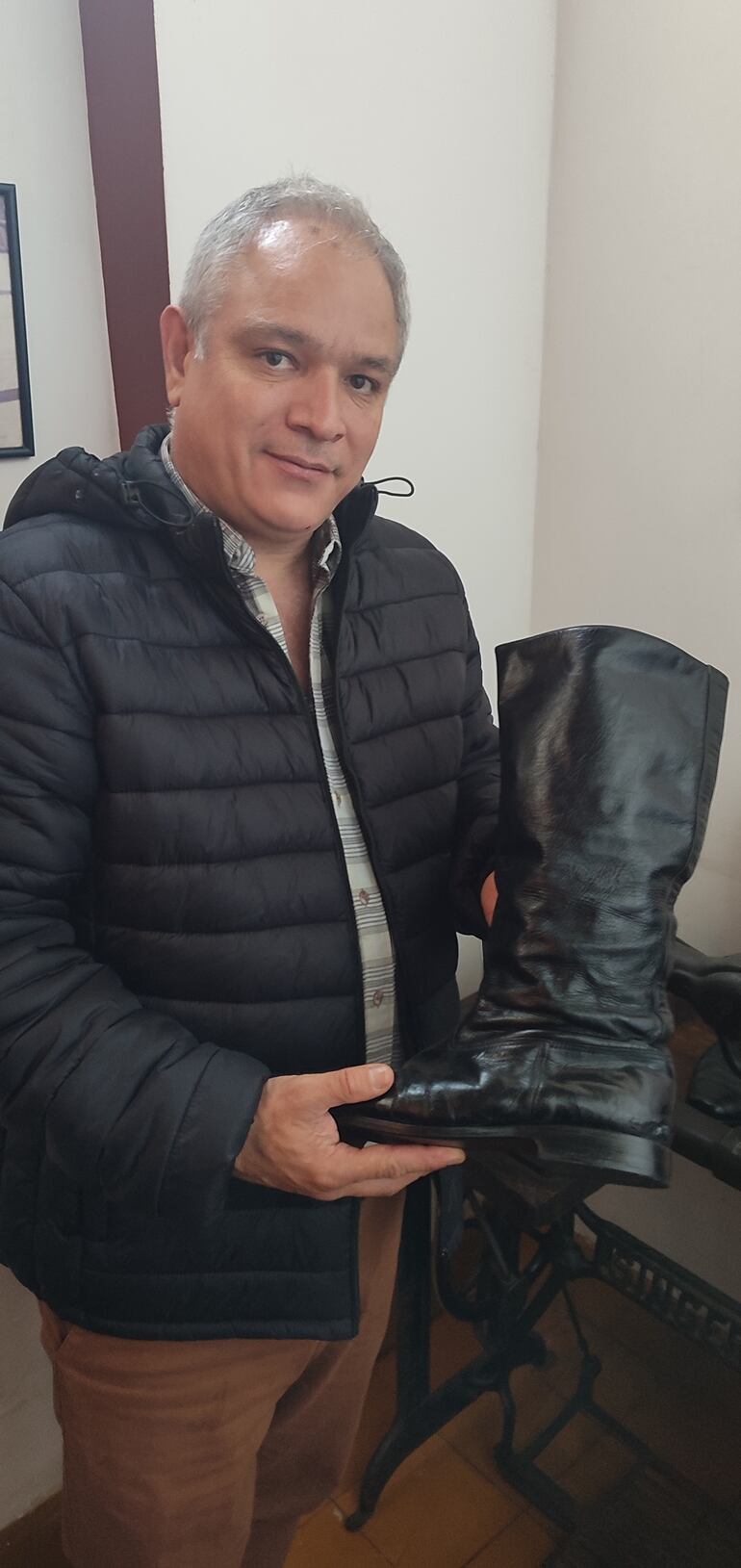 Una de las últimas botas confeccionadas por don Chepé fue rescatada por su nieto, Jorge Matiauda, quien la mandó restaurar y ahora la guarda en su pequeño museo privado.