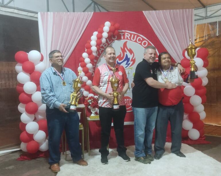 Los campeones del equipo SPTC Stell, Lucio Benítez, Avilio Notario y Ramón Gamarra, quienes se adjudicaron además de la preciada copa y medalla de oro, también una heladera cada uno.