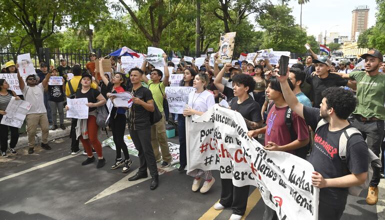 Estudiantes de la UNE coparon las calles del microcentro de Asunción, en las inmediaciones del Congreso.