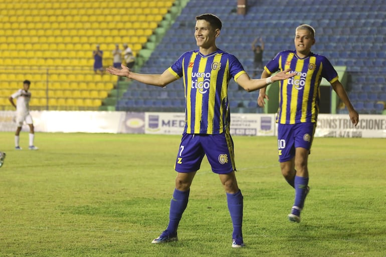 Francisco Pacher celebra uno de los dos tantos que mercó ayer, acompañado por Ronald Duarte. (Foto: Deportivo Capiatá)