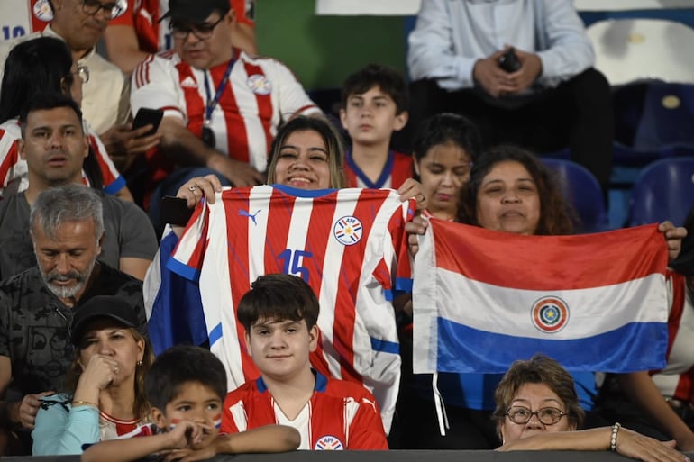 Los hinchas paraguayos en el estadio Defensores del Chaco en la previa del partido frente a Venezuela por las Eliminatorias Sudamericanas 2026.