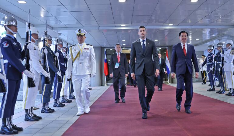 El Presidente de la República de Paraguay, Santiago Peña, y la comitiva, fueron recibidos por Canciller taiwanés, Joseph Wu en Taipéi, Taiwán.