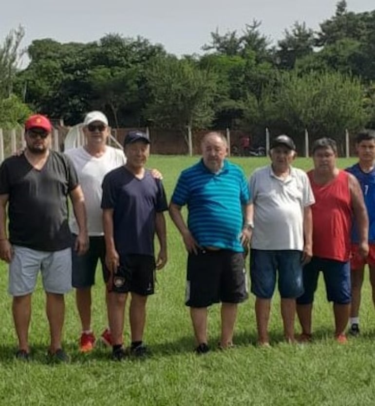 Pablo Lorgio Cáceres (remera verde), después de 10 años vuelve a la presidencia del Club Cordillerano Central de Costa Ybaté de Caraguatay.