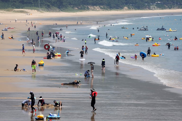 Bañistas en una playa en Wando, Corea del Sur, este lunes.