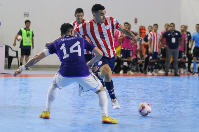 El paraguayo Emerson Méndez Salas intenta sacar el remate ante la marca del argentino Pablo Taborda, anoche en el COP Arena.