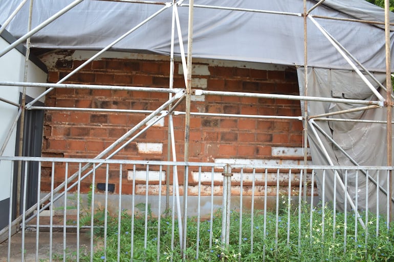 Parte del techo de la casa colonial de la acera parral de Caazapá se mantiene mediante un toldo.