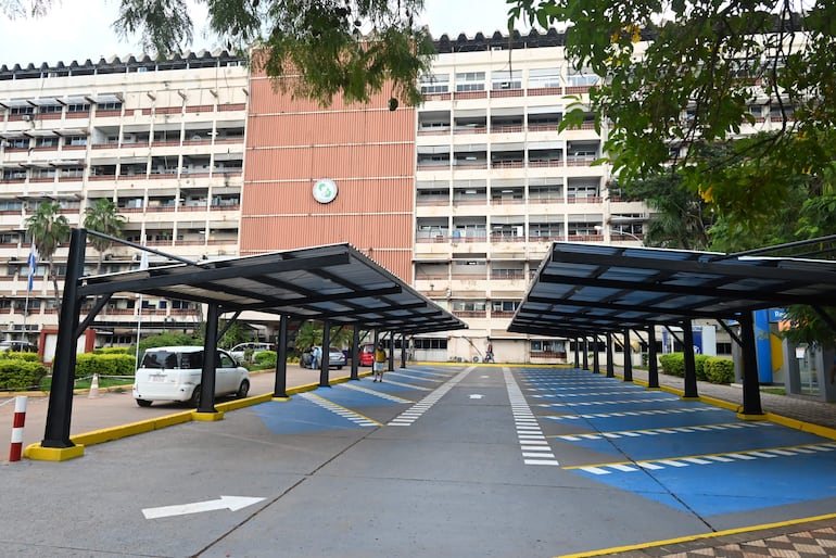 En plena pandemia, mientras los asegurados dormían bajo los arboles, el IPS priorizó la construcción de un estacionamiento para sus altos funcionarios.