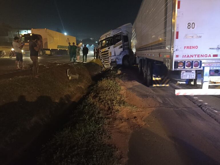 Estado en que quedó el camión y la motocicleta tras el accidente fatal.