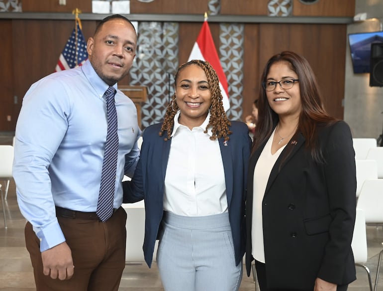 Junior Ramírez, Teronda Hunter y Amabeley Carrillo. 