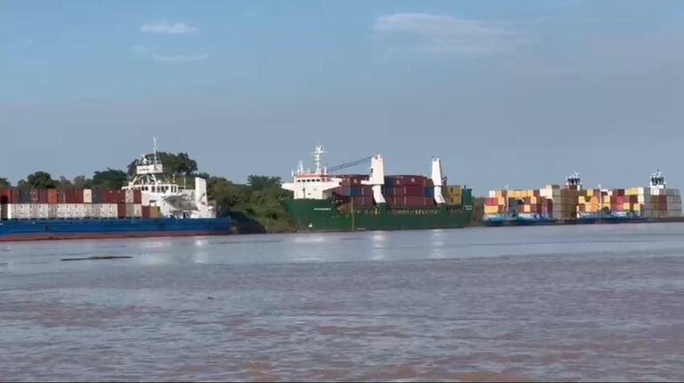 Algunas de las embarcaciones que estaban amarradas y/o fondeadas cerca de Paso Bermejo, en espera de que se mejore la profundidad del canal con el dragado.