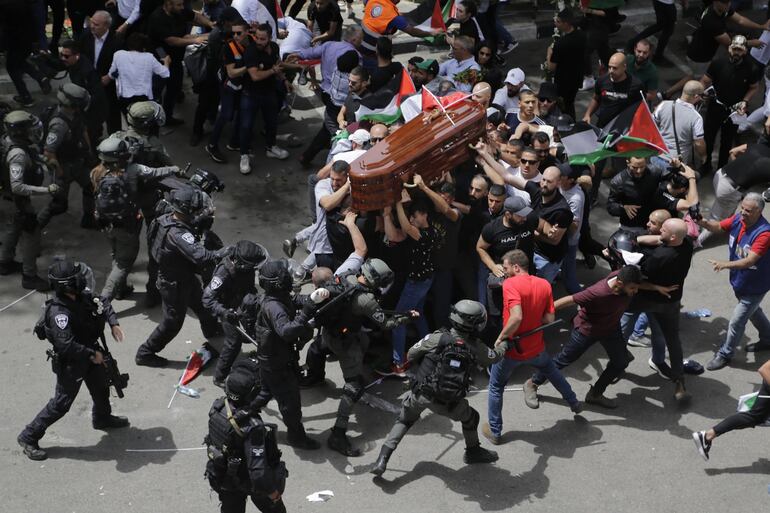 Una imagen capturada por la fotoperiodista Maya Levin de la violencia policial durante el funeral de la reportera Shireen Abu Akleh, conocida como “la voz de Palestina”, es la fotografía ganadora en Asia en los premios World Press Photo