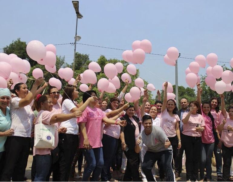 Pacientes lanzan globos rosas en el Día Internacional de Lucha contra el Cáncer de Mama, que se recuerda este sábado 19 de octubre.