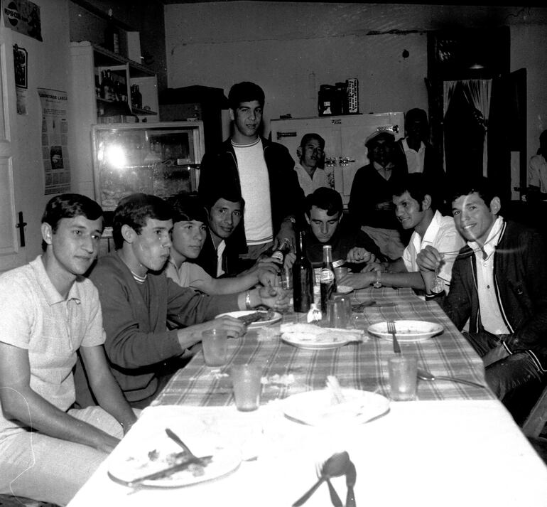 Jugadores solenses en una foto de noviembre de 1969, durante una cena en la previa del partido ante Olimpia en Sajonia.