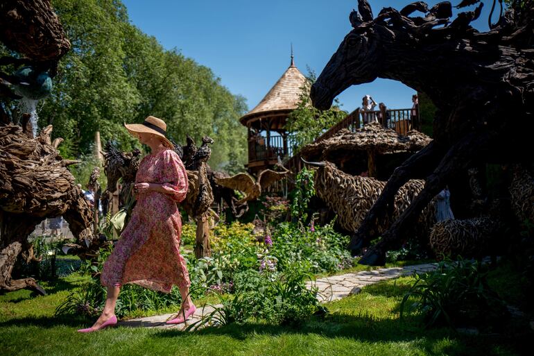 Un visitante camina por un jardín de exposición de James Doran-Webb en el Chelsea Flower Show en Londres.
