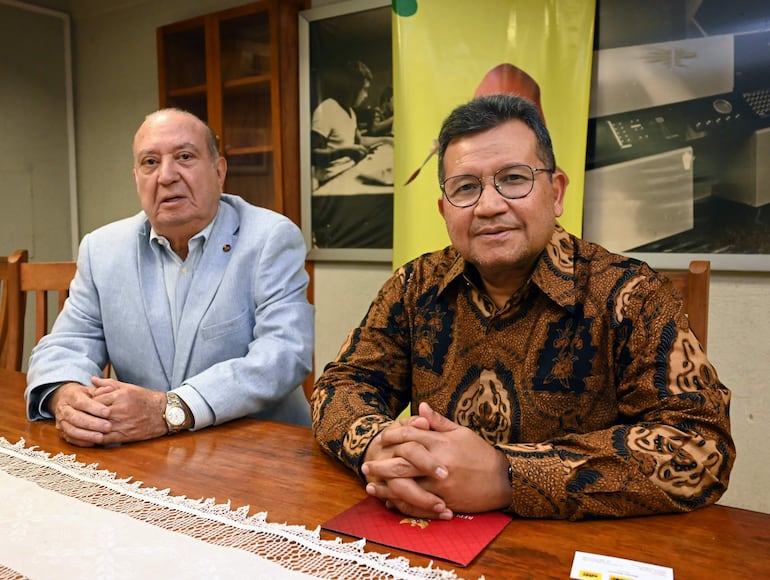 El cónsul honorario Ricardo Sánchez Abdo (izq.) y el embajador de Indonesia, Sulaiman Syarif.  (foto de archivo).