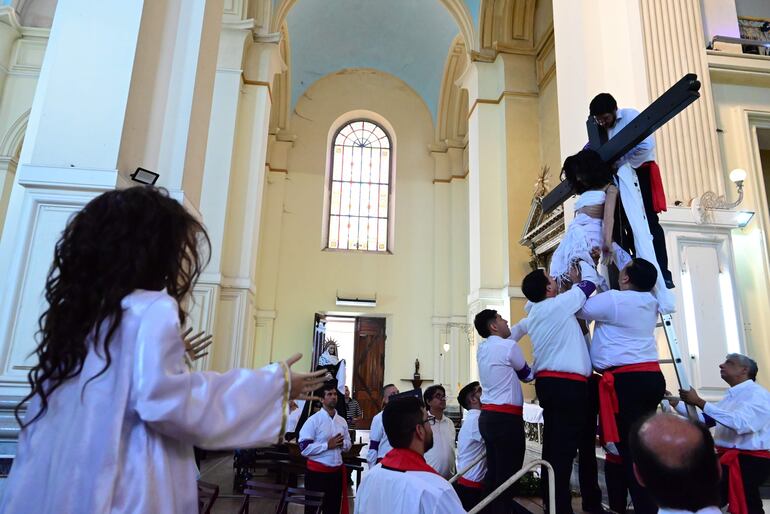 Momento de la crucifixión de la imagen de Cristo en la parroquia de La Encarnación.