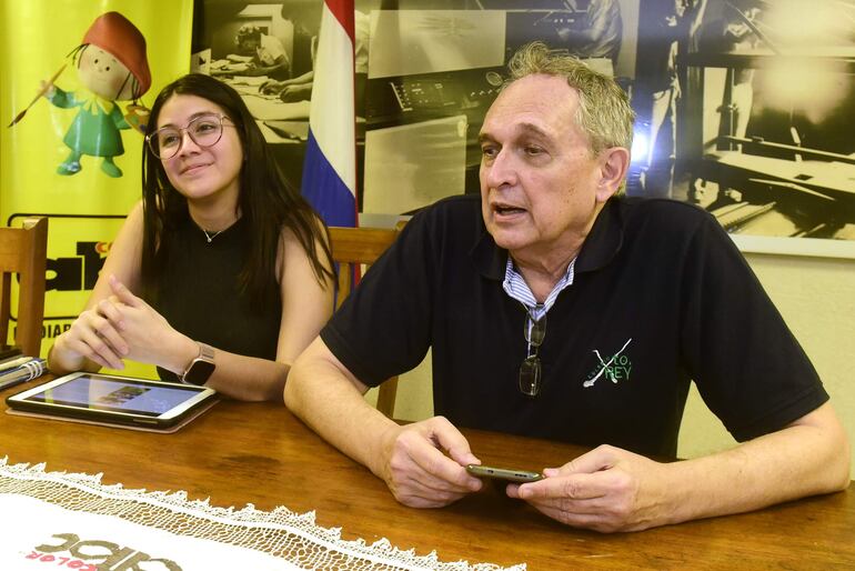 Rocío Duarte y el padre Carlos Canillas de la Fundación Jesuitas.