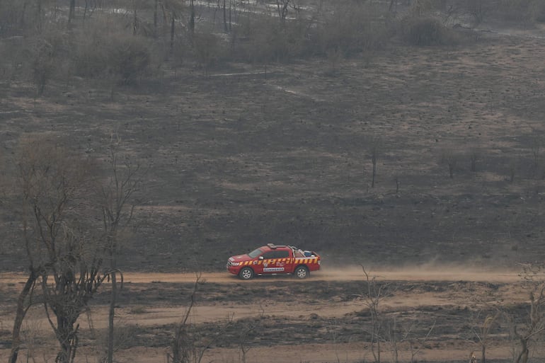 Un vehículo de bomberos recorre la zona afectada por el incendio en el norte del Chaco, el pasado viernes.