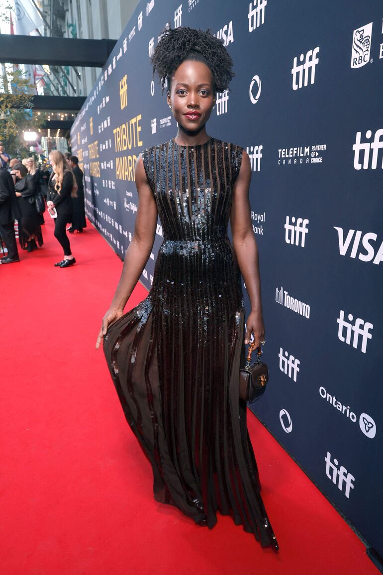 Lupita Nyong'o optó por las lentejuelas con su vestido marrón chocolate. (Emma McIntyre/Getty Images/AFP)

