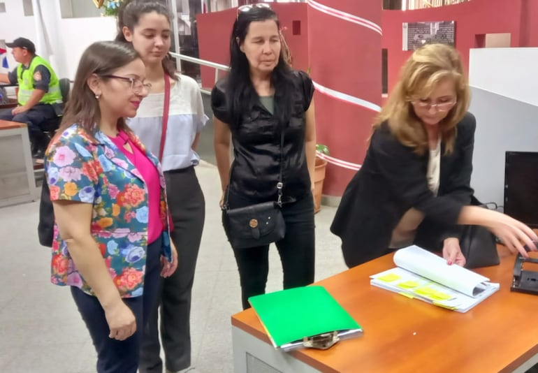 Vecinos en defensa del bosque de San Vicente presentaron denuncia penal por producción y uso de documentos falsos para el otorgamiento de la licencia ambiental para el derribo del bosque de San Vicente.