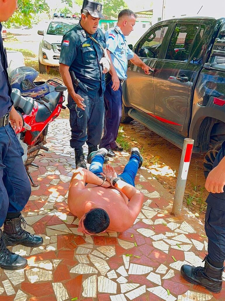 Policías de Torín, Campo 9 y Pastoreo rodean al suboficial mayor Diego Cáceres, quien aparece en el piso, sin remera.