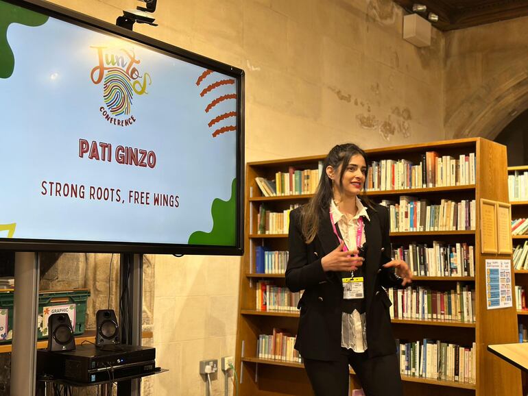 Pati Ginzo dando la charla “Raíces fuertes, alas libres”, en el UWC Atlantic College de Gales, Reino Unido.