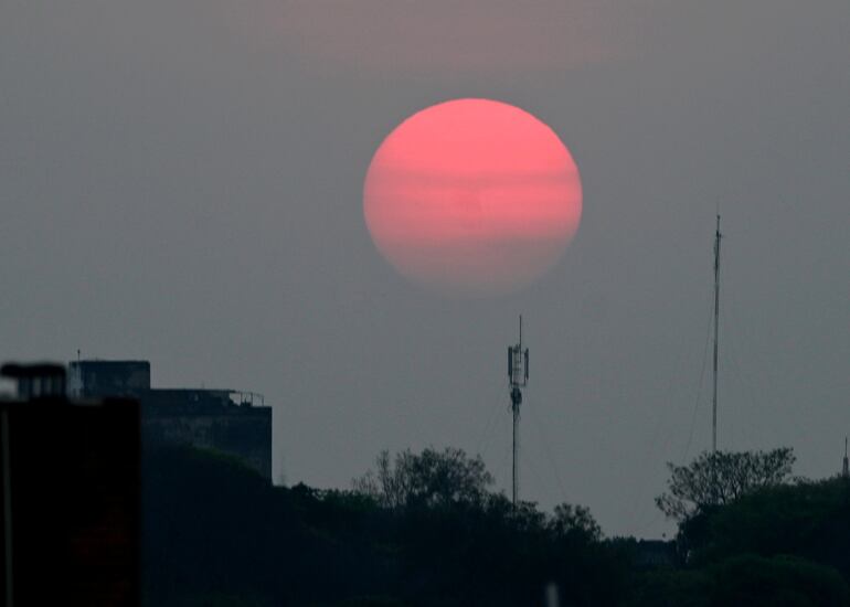 Rojizo sol en el atardecer de hoy. Fotografía captada en Asunción.