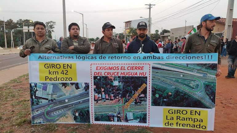 Manifestación de pobladores de la compañía Pedrozo de la ciudad de Ypacaraí. Muestran imágenes de la obra que se necesita para acabar con los accidentes en la zona. 