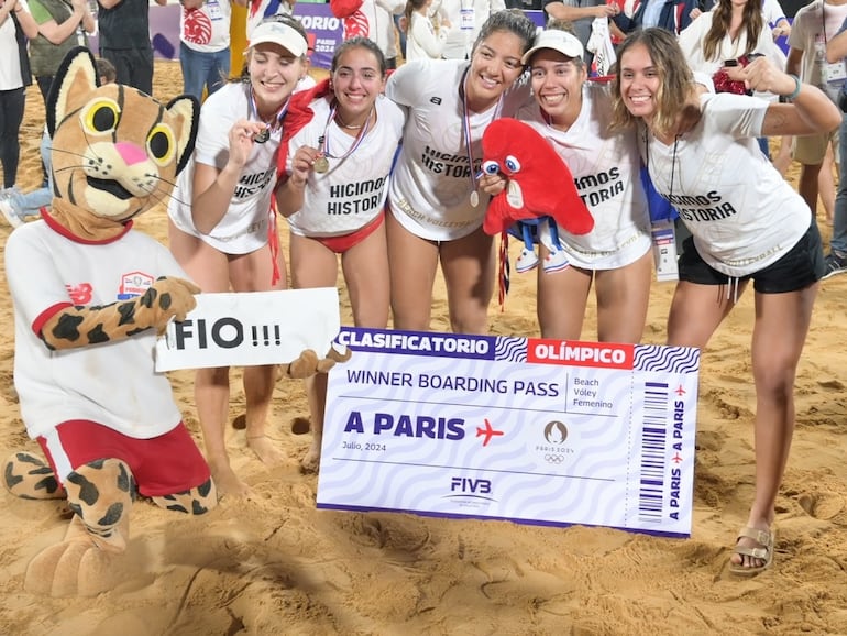 Las galácticas Erika Mongelós (27 años), Fiorella Núñez (20), Giuliana Poletti (23), Michelle Valiente (26) y Laura Ovelar (23) celebran su boleto a París 2024 junto a Tirika y el público albirrojo.