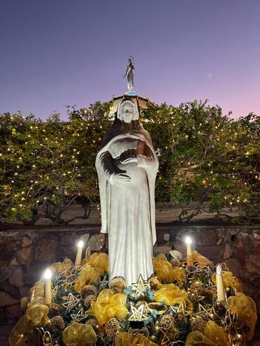 La Virgen de la Dulce Espera en medio de la Corona de Adviento.