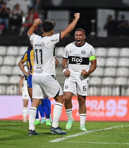 Festejo de Richard Ortiz tras el primer gol de Olimpia