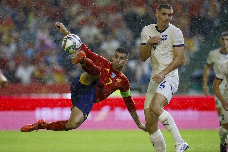 CÓRDOBA, 15/10/2024.- El delantero de la selección española Álvaro Morata (i) intenta un remate ante Nikola Milenkovic, de Serbia, durante el partido correspondiente a la fase de grupos de la Liga de Naciones que las selecciones de España y Serbia disputan este martes en el estadio Nuevo Arcángel, en Córdoba. EFE/Julio Muñoz
