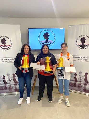 La WIM Gabriela Vargas (c), WGM Jennifer Pérez (izq.) y  WCM Helen Montiel celebran en el podio.