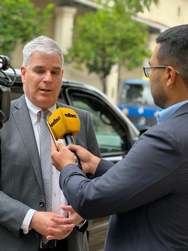 El embajador de los Estados Unidos en Paraguay, Marc Ostfield, conversa con ABC al retirarse del Arzobispado, donde se reunió con el cardenal  Adalberto Martínez.