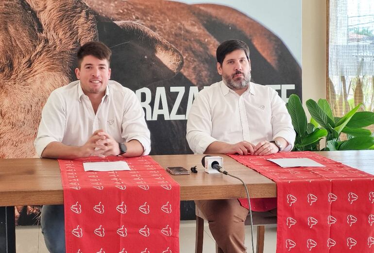 Mauricio Costa y José Chagra, directivos de la Asociación de Criadores de Brangus, presentando la nacional de primavera.