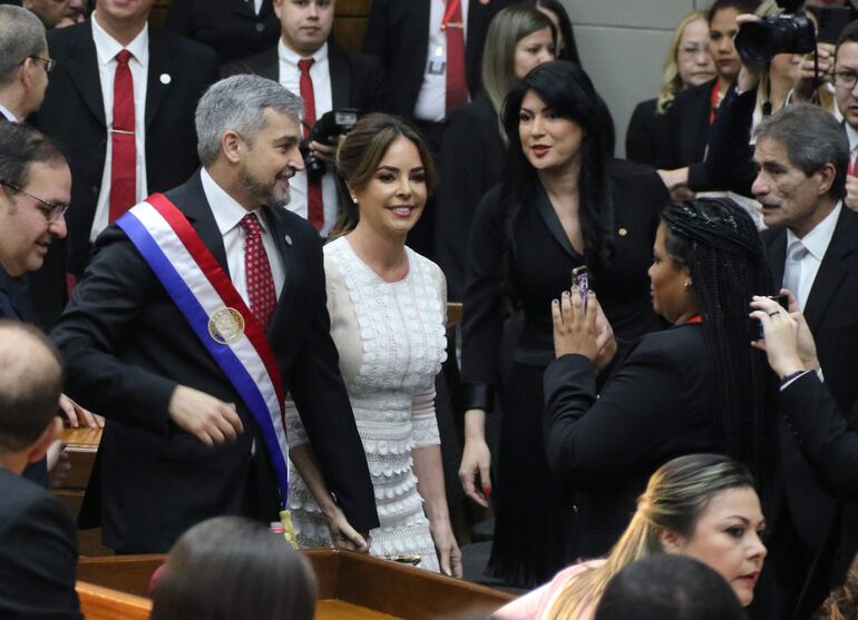 El saliente presidente de Paraguay, Mario Abdo Benítez, llegando al Congreso Nacional acompañado de Silvana López Moreira, quien lució el mismo vestido que llevó el 15 de agosto de 2018. 