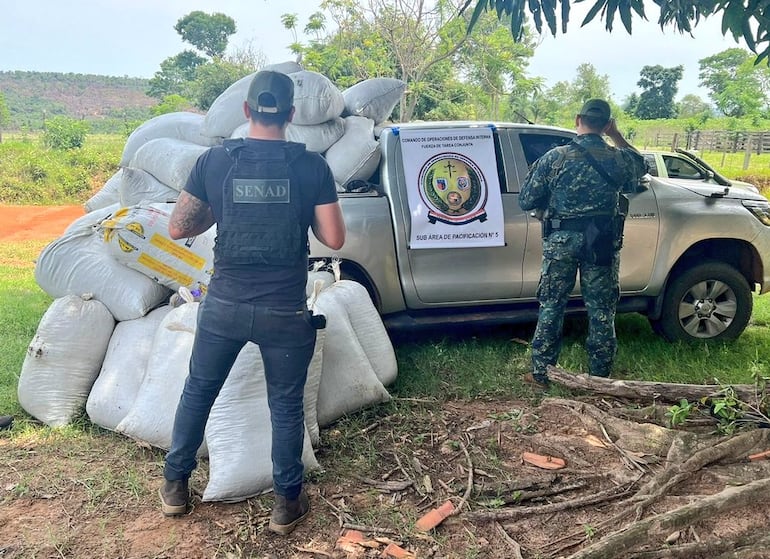 Agentes de la SENAD y FTC posan junto a la camioneta Toyota Hilux y las bolsas de marihuana incautadas durante el operativo Talión en Canindeyú.