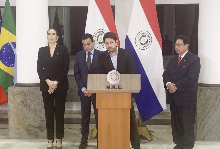 La Ing. Claudia Centurión (MOPC); el canciller Rubén Ramírez Lezcano; el presidente de Cafym, Raúl Valdez y el titular de la ANNP, Julio C. Vera, en conferencia de prensa, este viernes en la Cancillería.