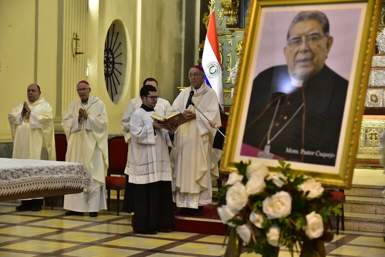 Edmundo Valenzuela destacó el servicio prestado por el monseñor. Hoy se prevén cuatro misas exequiales.