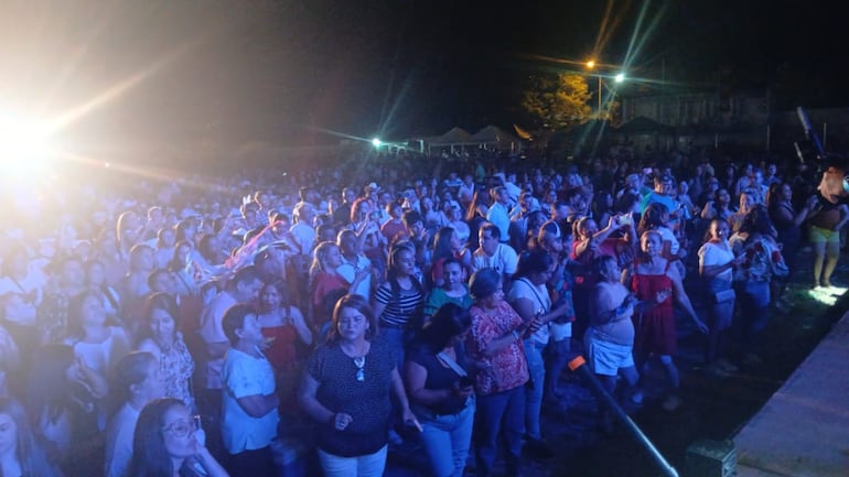 Más 7.000 personas se deleitan de una magnifica noche a estas horas en el tradicional festival del Poncho Para'i 60 listas.