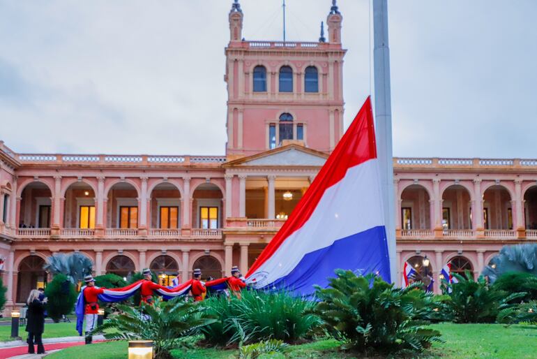 Izamiento de la bandera paraguaya, para dar inicio a los festejos conmemorativos del aniversario de la Independencia Nacional, en los jardines del Palacio de Gobierno.