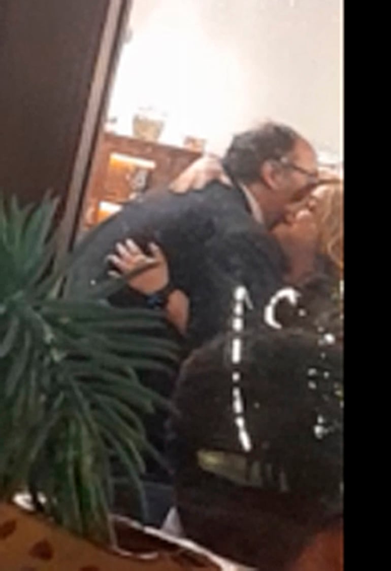 Liliana Alcaraz se abraza con el abogado de HC, Ricardo Preda.