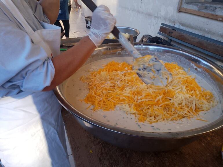 Trabajadores del sector gastronómico dan de comer a pacientes del Psiquiátrico este jueves. En la imagen, preparan deliciosas tortillas para la mediamañana.