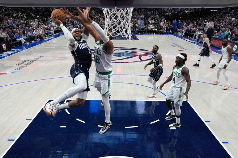 Daniel Gafford (Dallas) ataca el aro y  Al Horford (Boston) lo enfrenta. Ganaron los Mavericks.  AFP