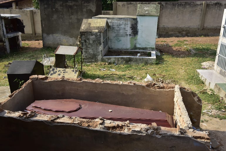 Panteón destechado deja a la vista un ataúd en el Cementerio del Este.