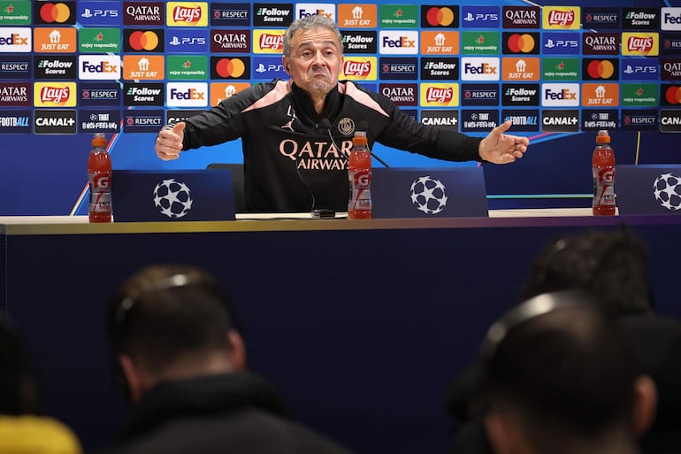 El entrenador del PSG, Luis Enrique, durante una rueda de prensa tras una sesión de entrenamiento del equipo en Poissy, Francia, este 21 de enero de 2025. El PSG se enfrentará al Manchester City el 22 de enero en partido de la Liga de Campeones de la UEFA.